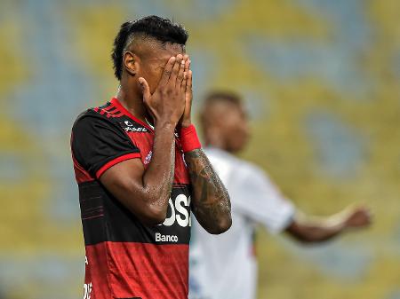 BRUNO HENRIQUE DEIXA JOGO COM DORES